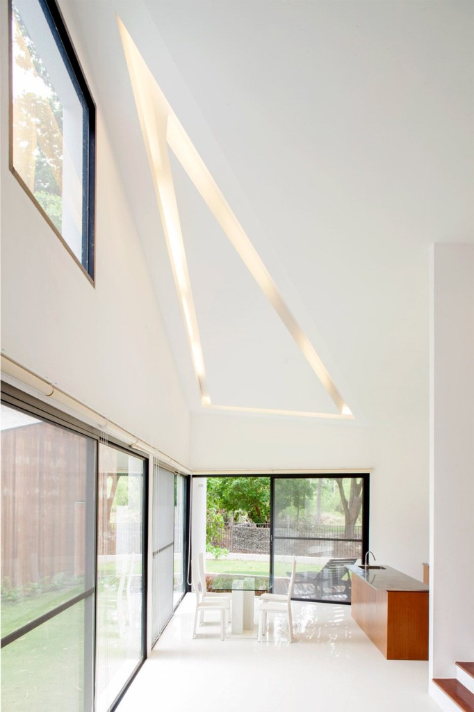 Baan-Rim-Kao_EKAR_Thailand_house_coffee-shop_music-school_dezeen_936_20