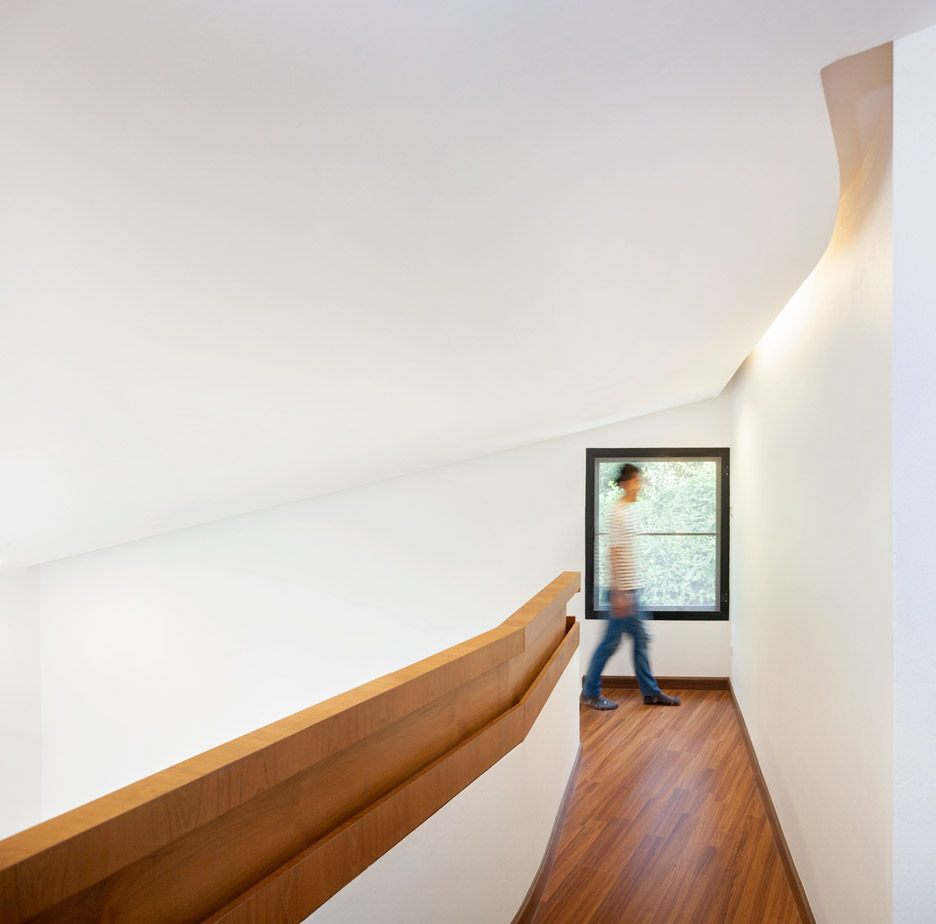 Baan-Rim-Kao_EKAR_Thailand_house_coffee-shop_music-school_dezeen_936_37