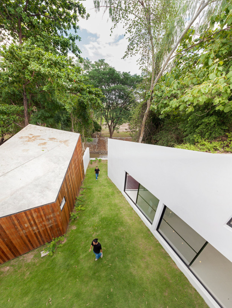 Baan-Rim-Kao_EKAR_Thailand_house_coffee-shop_music-school_dezeen_936_9